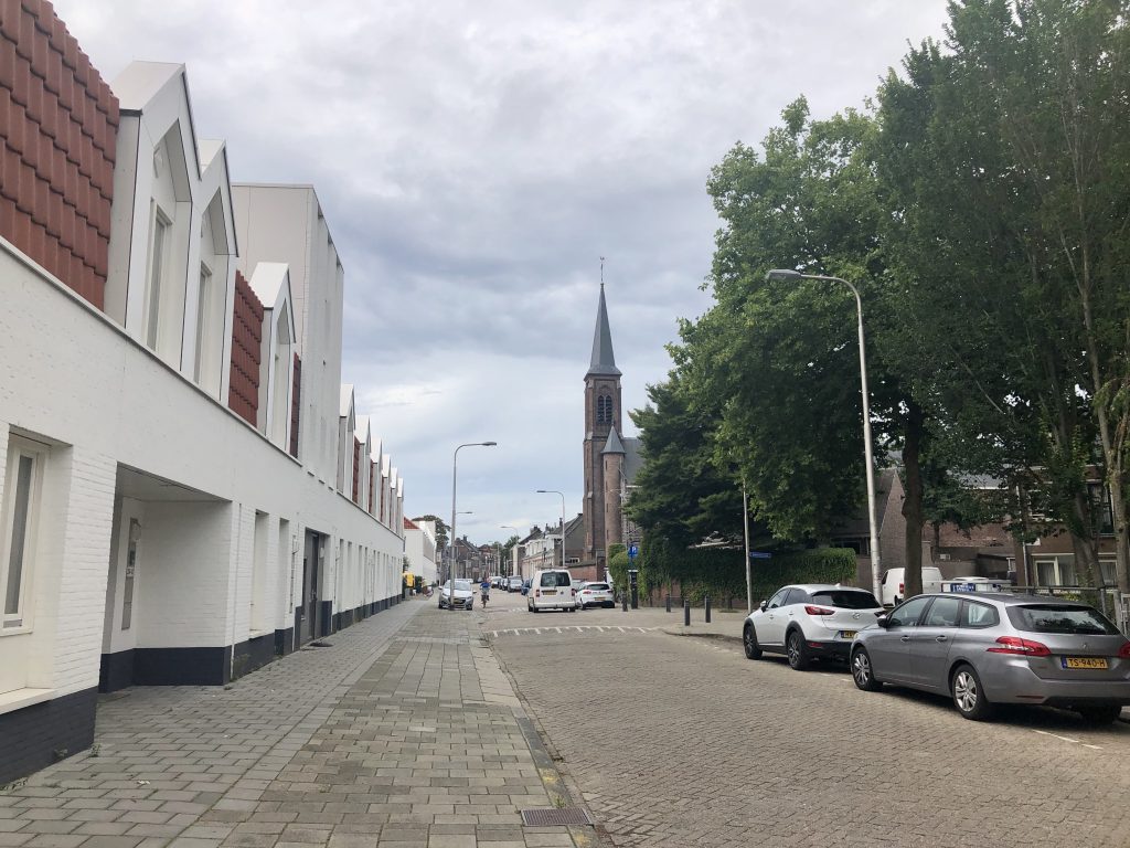 Gedeelte van de Lange Nieuwstraat met in de achtergrond de toren van het Clarissenklooster