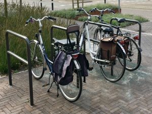 Foto van fietsnietjes: een parkeerplek voor fietsers