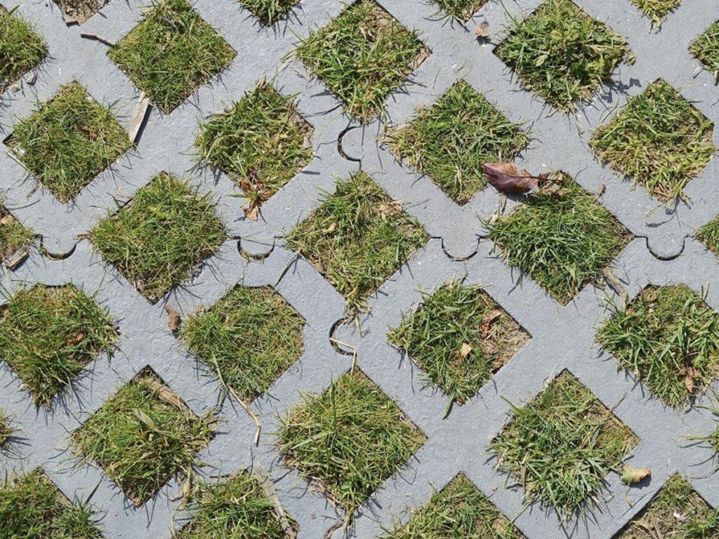 Voorbeeld grasverharding: open tegels waar gras doorheen kan groeien