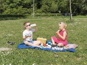 Twee kinderen picknicken op het gras