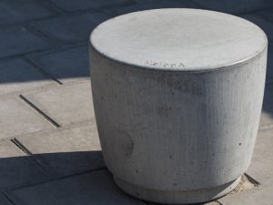 Foto van een grijze betonnen stoel